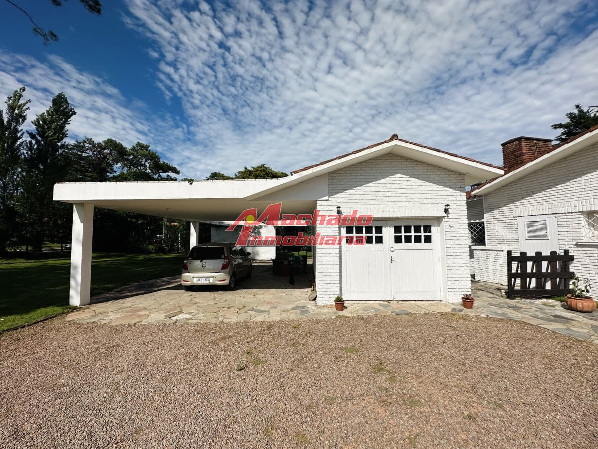 Casa en VENTA, zona colegios, Punta del este.