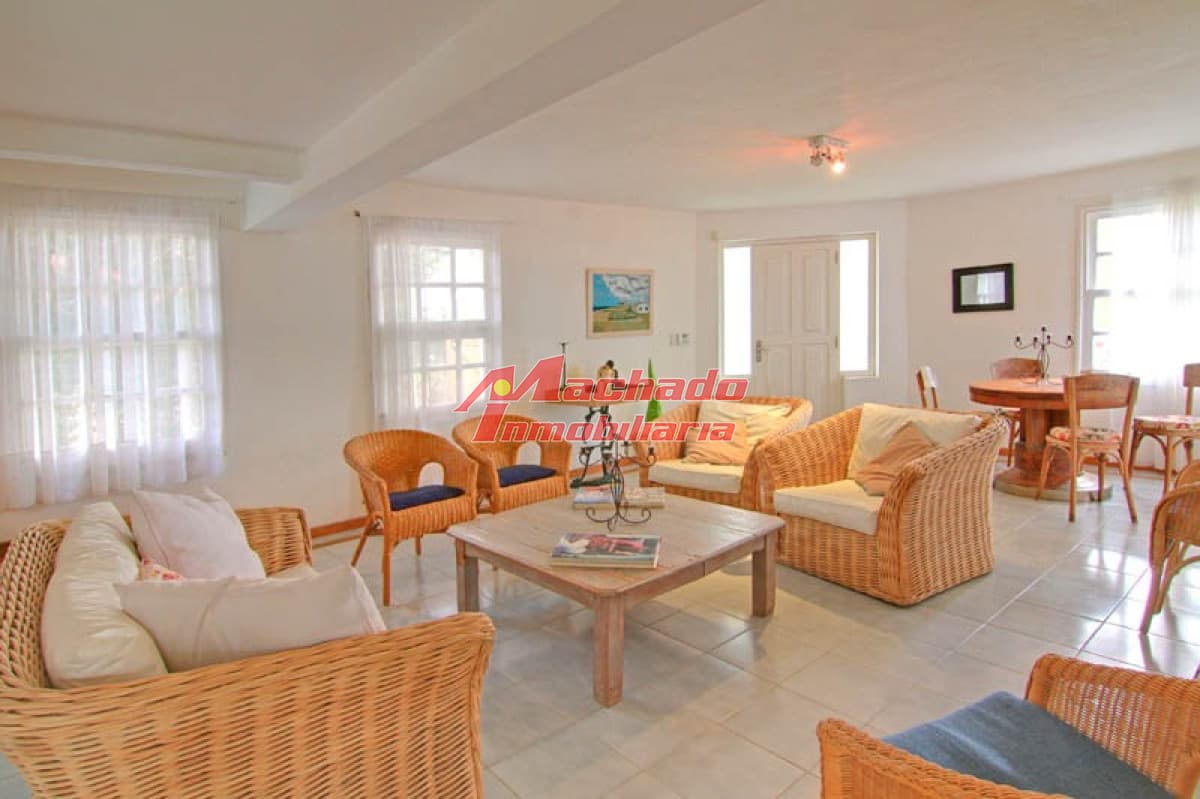 Casa en venta y alquiler de 4 dorm y dep. c baño en La Barra