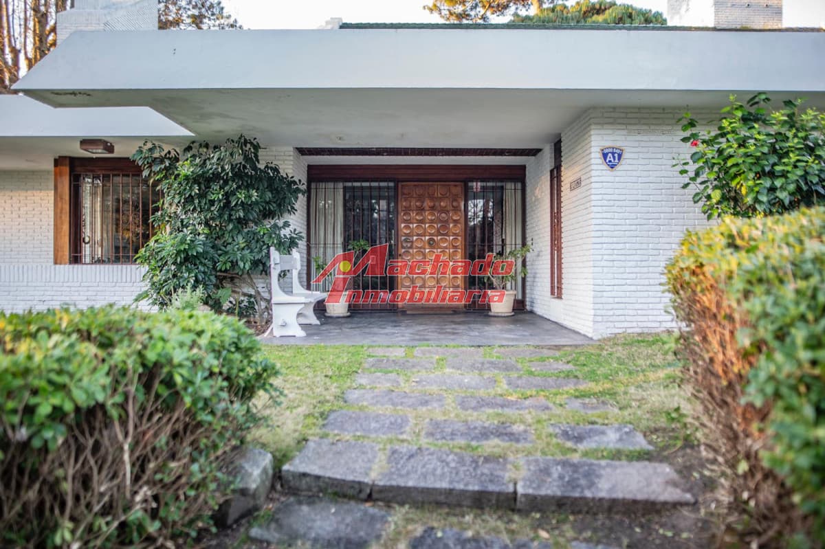 Casa en venta de 6 dormitorios, playa mansa, Punta del este.