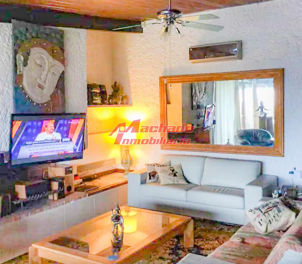 Casa de 6 dormitorios en alquiler temporal en Pinares
