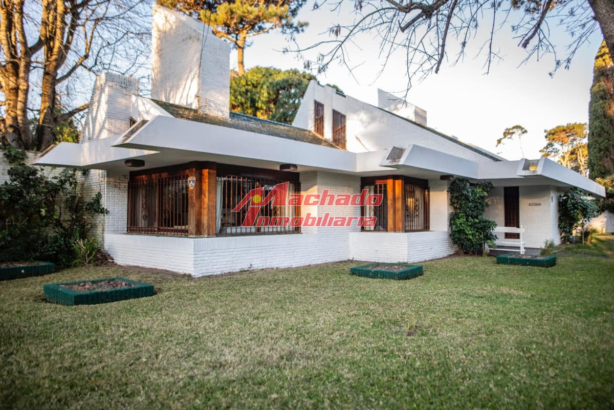 Casa en venta de 6 dormitorios, playa mansa, Punta del este.