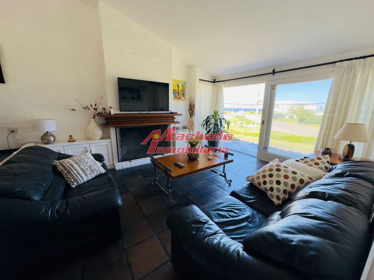 Alquiler y Venta de casa  de 5 dormitorios con Piscina y vista al mar en Punta del Este