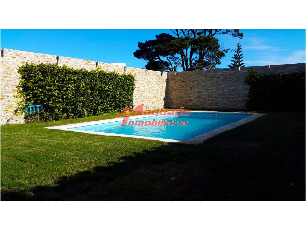 Venta  y alquiler de casa de 4 dormitorios en Punta del este