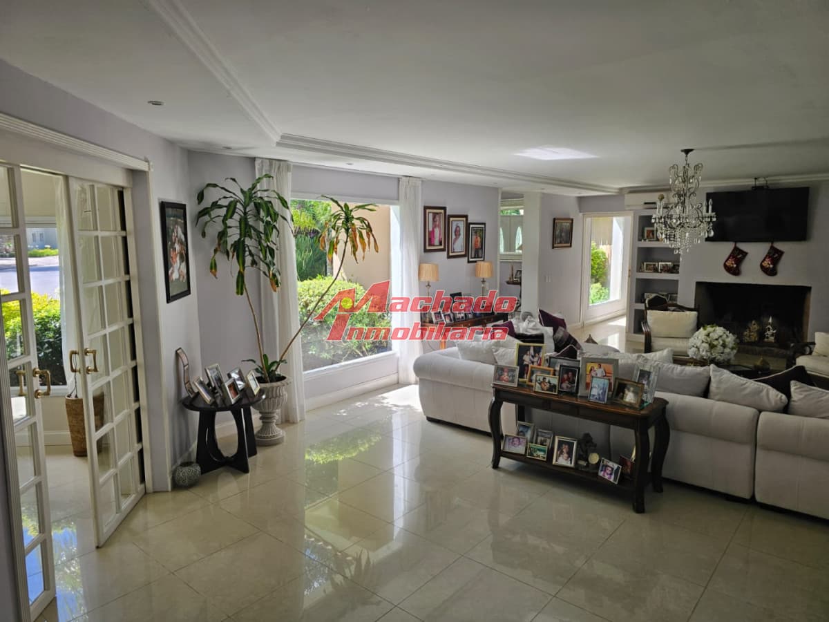 Casa en venta en La Arbolada. 5 dormitorios, piscina, parrillero