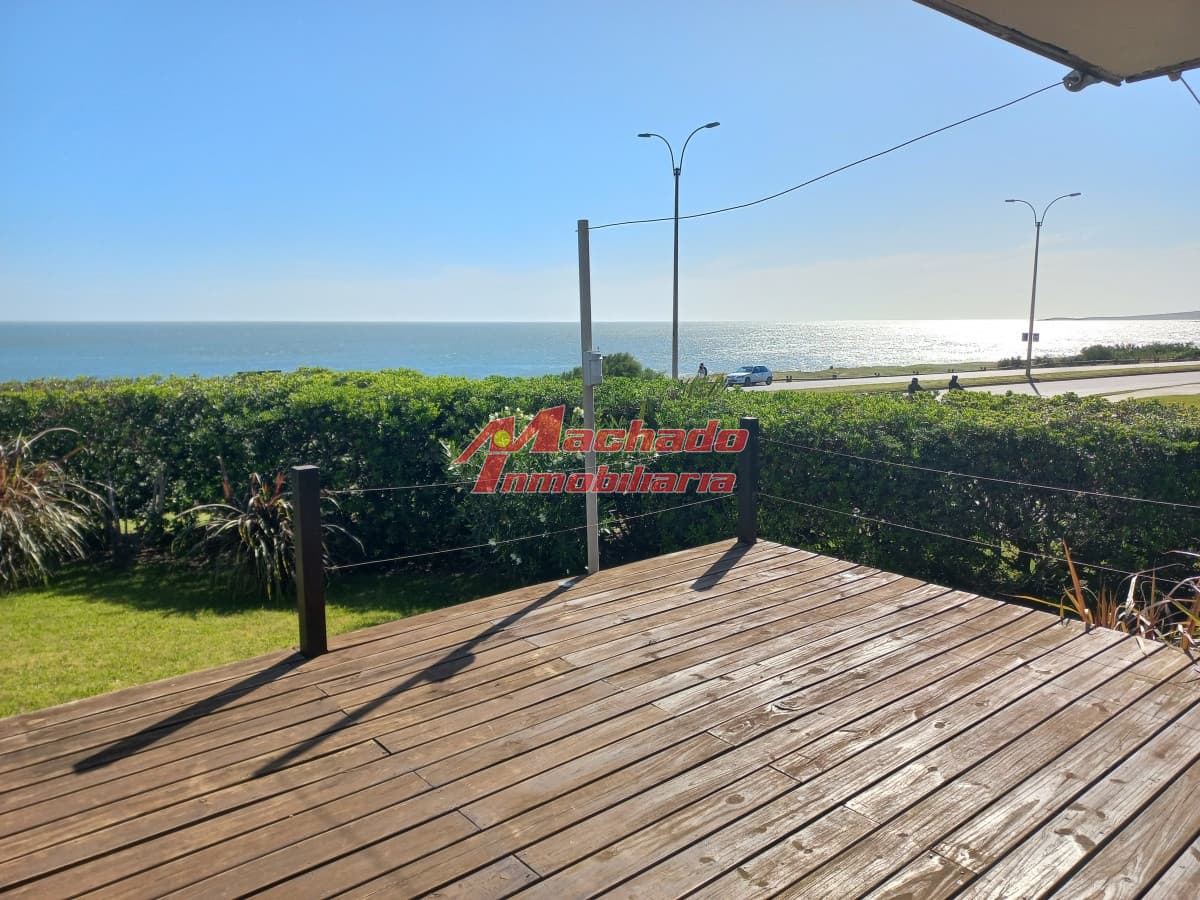 Casa en venta primera linea de Playa Mansa.