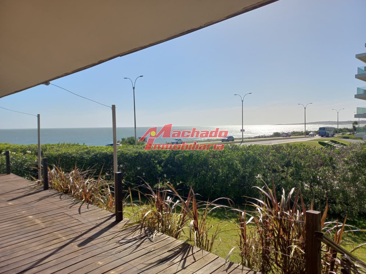 Casa en venta primera linea de Playa Mansa.