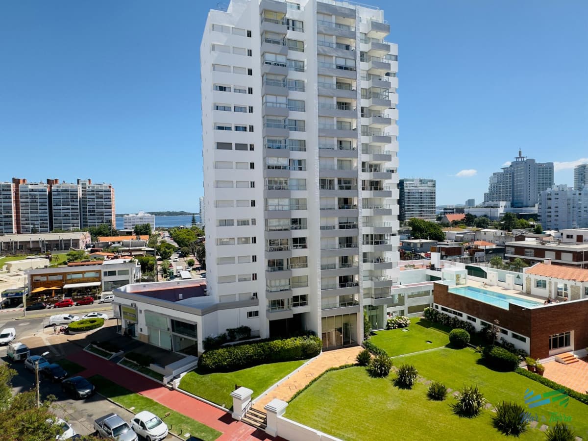 Apartamento de 2 dormitorios, reciclado, en venta, en Punta del Este