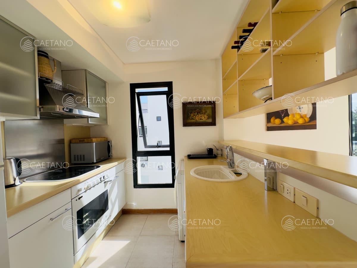 Apartamento en venta frente a playa brava.