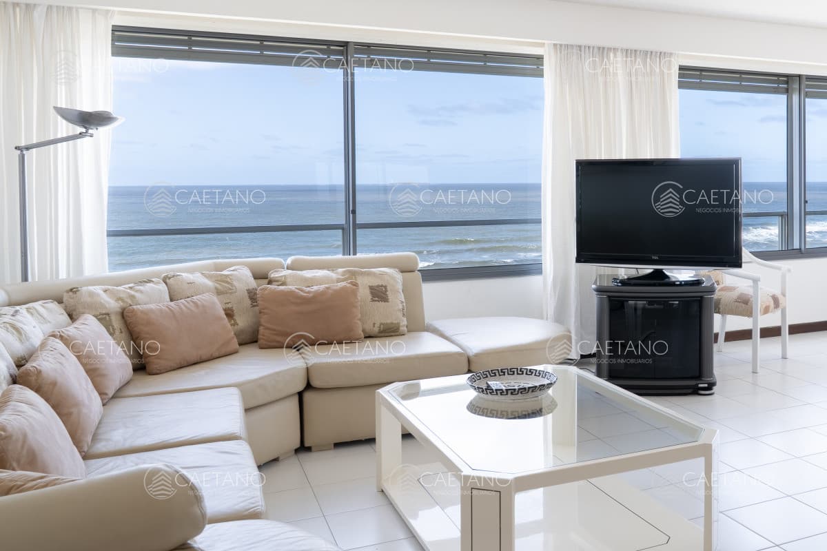 Venta de apartamento de 3 dormitorios y dep. de servicio en Punta del Este