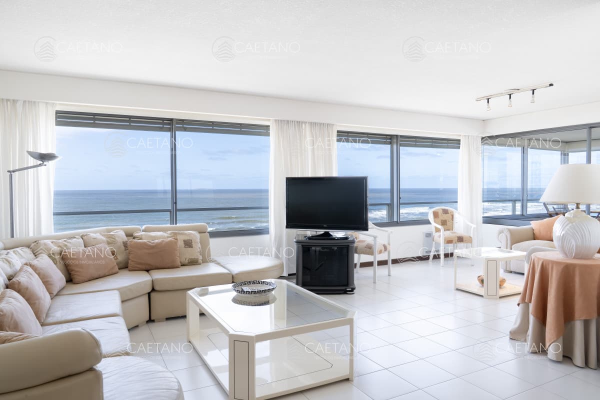 Venta de apartamento de 3 dormitorios y dep. de servicio en Punta del Este