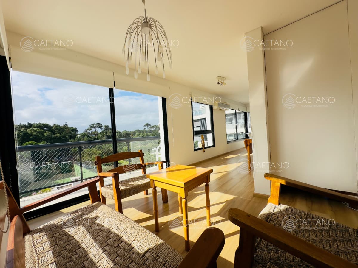 Apartamento en venta frente a playa brava.