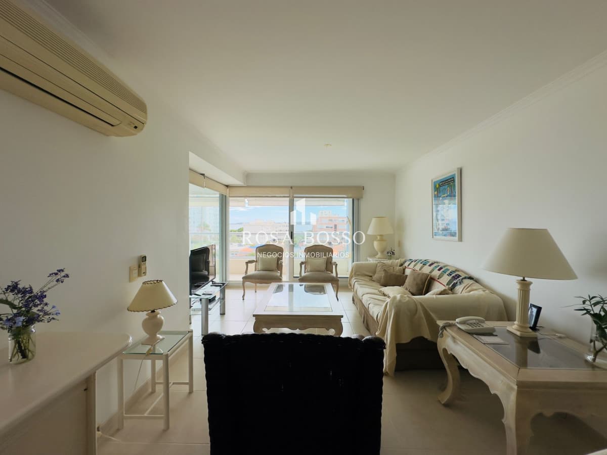 Apartamento en venta de dos dormitorios, Punta del Este.