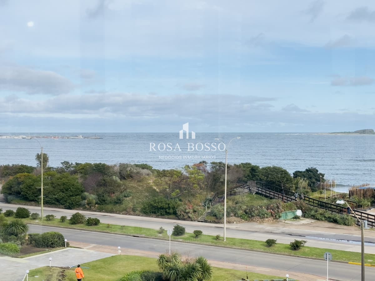 Apartamento en venta, 3 dormitorios, vista al mar, primera linea, playa mansa.