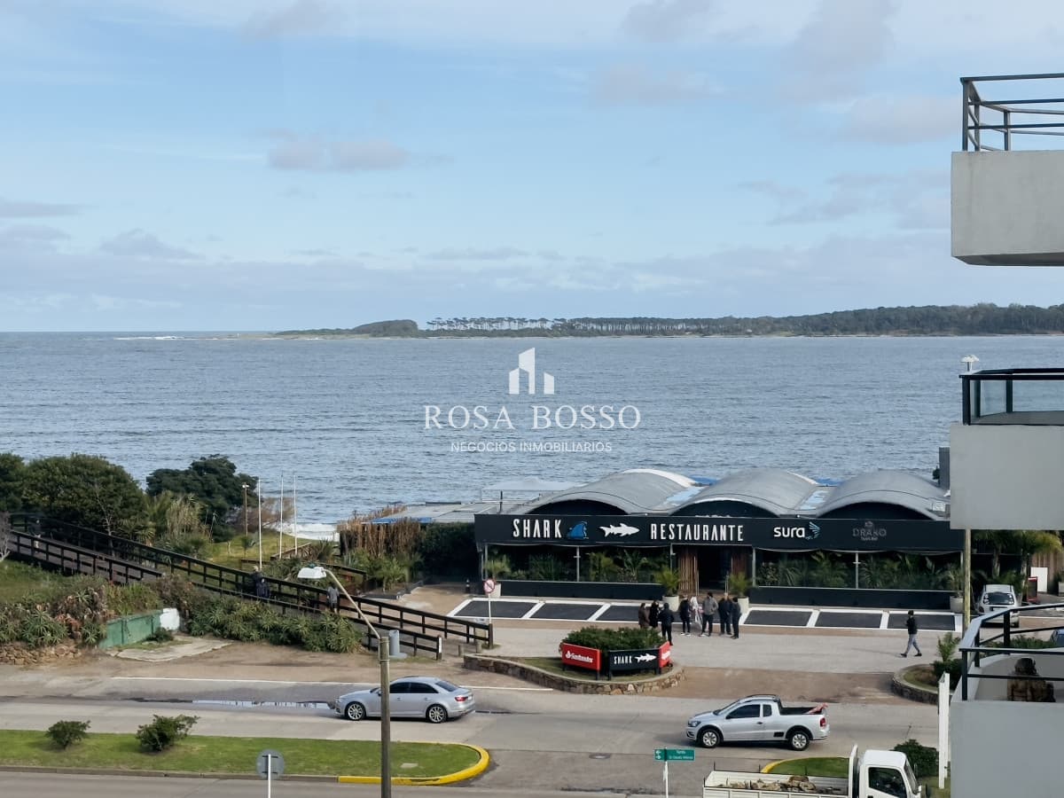 Apartamento en venta, 3 dormitorios, vista al mar, primera linea, playa mansa.