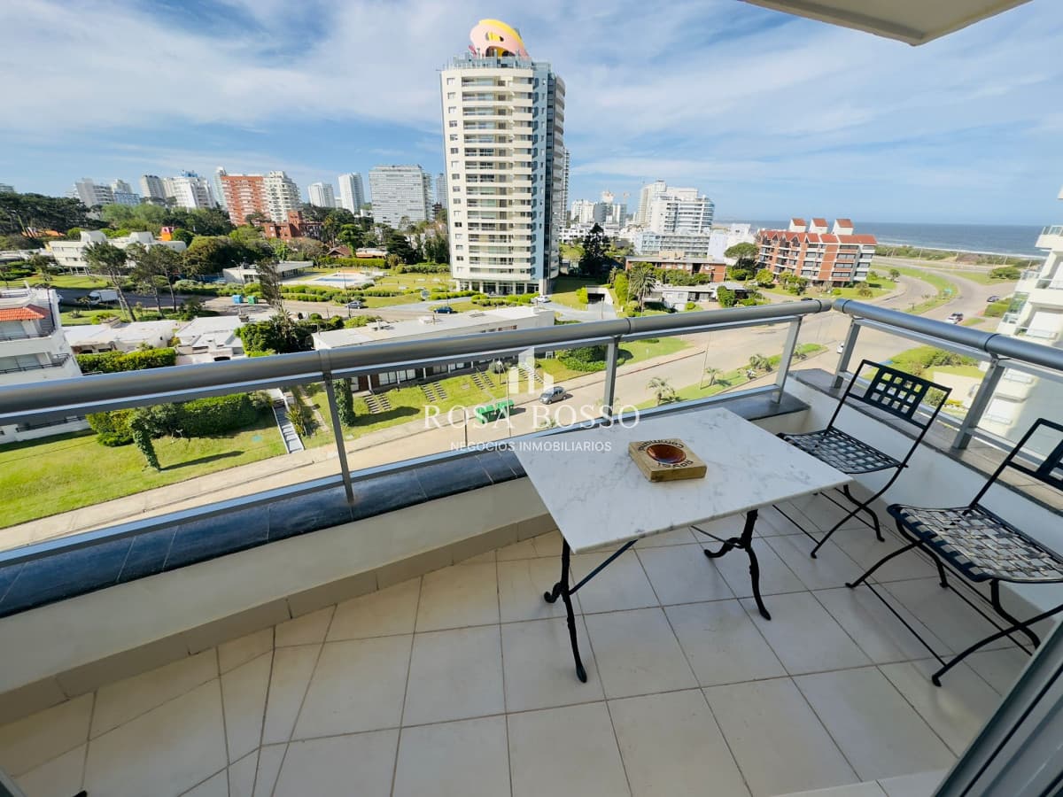 Venta y alquiler de apartamento de dos dormitorios en Punta del Este