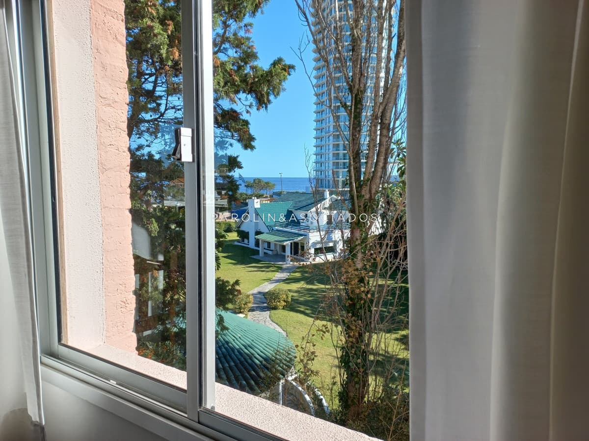 Apartamento en venta de 3 dormitorios en Punta del Este.