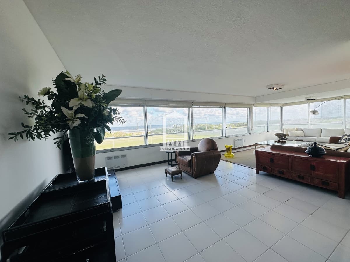 Alquiler y venta de apartamento 3 dorm. mas dep. playa brava