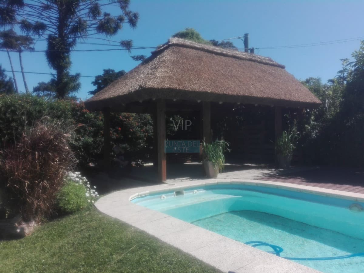 Casa de 6 drm en venta. Con renta de USD 3000 en Punta del Este