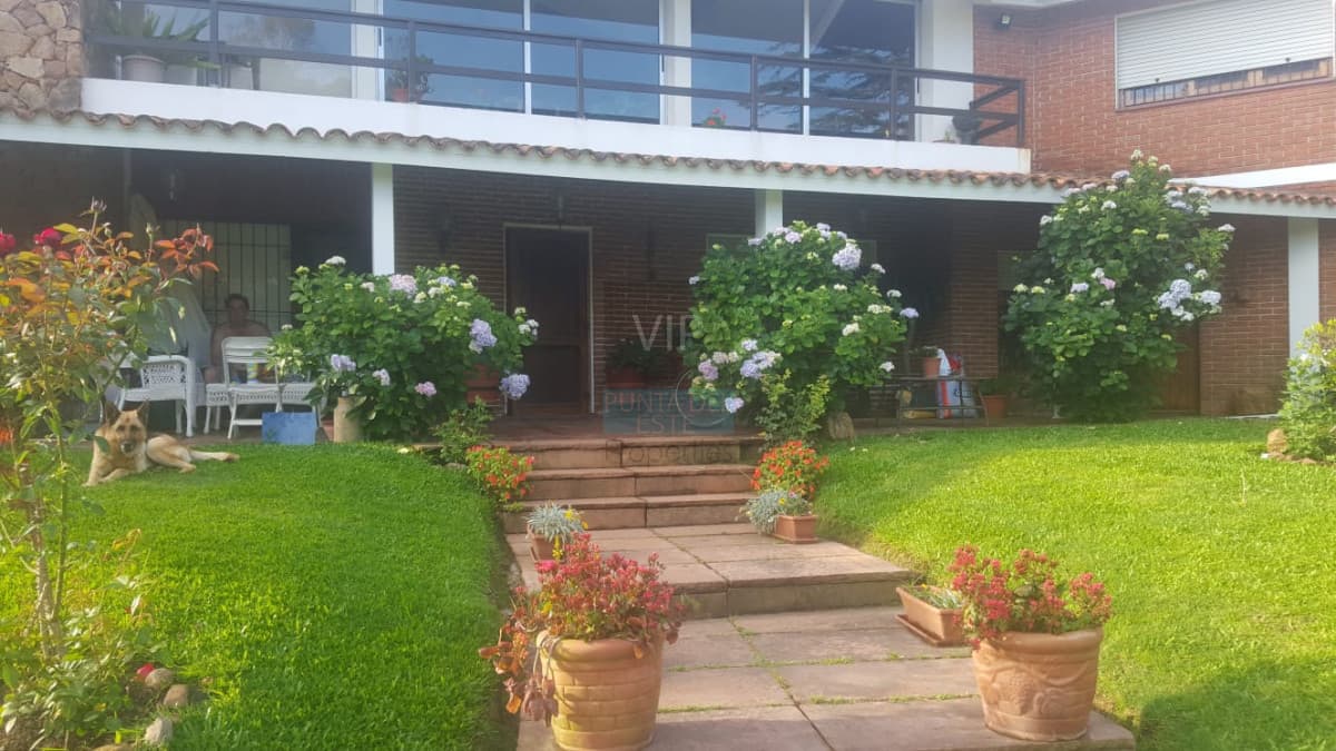 Casa de 6 drm en venta. Con renta de USD 3000 en Punta del Este