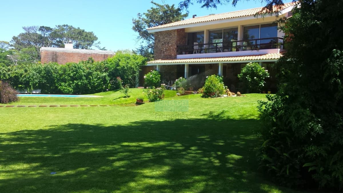 Casa de 6 drm en venta. Con renta de USD 3000 en Punta del Este