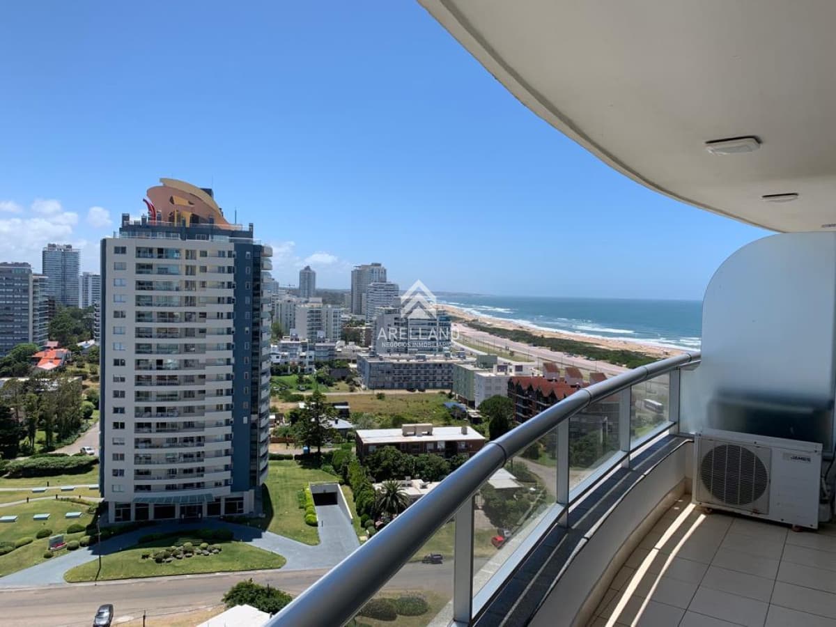 Apartamento ID.5552 - Alquiler temporal apartamento de 3 dormitorios en Punta del Este.-