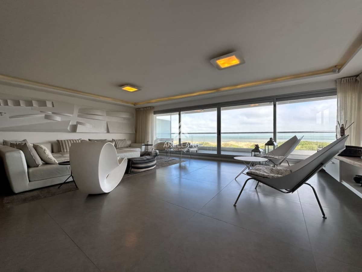 Apartamento ID.6910 - Venta apartamento 3 dormitorios y dependencia de servicio.