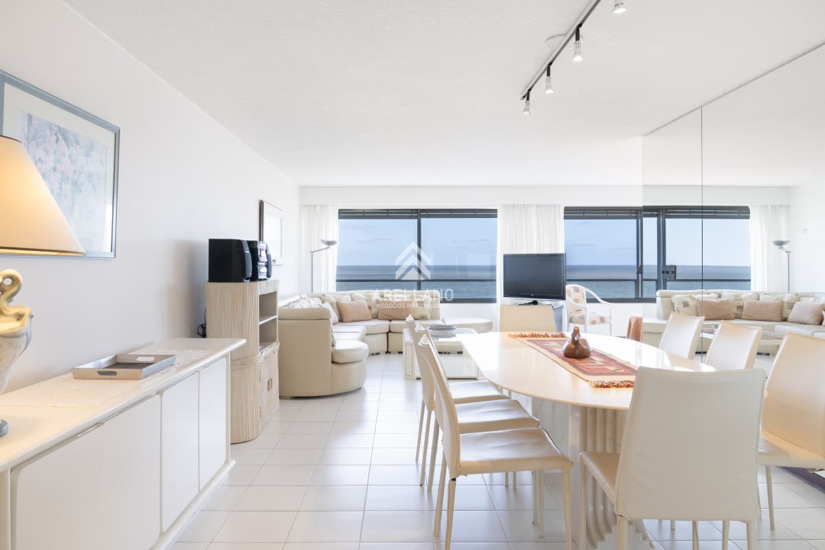 Apartamento ID.2775 - Venta de apartamento de 3 dormitorios y dep. de servicio en Punta del Este