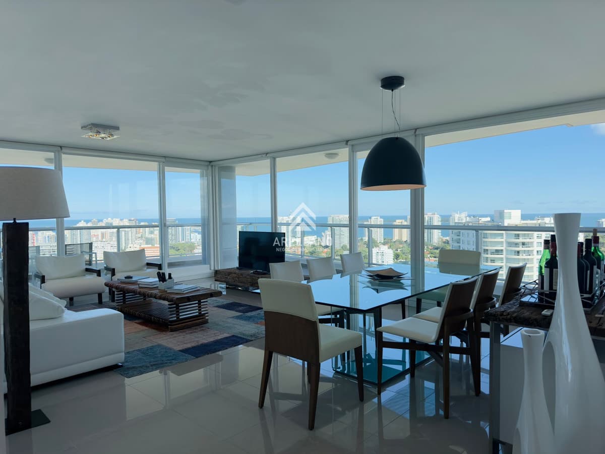 Apartamento ID.3260 - Penthouse en VENTA, 3 dormitorios en suite + Dependencia, vista 180°.