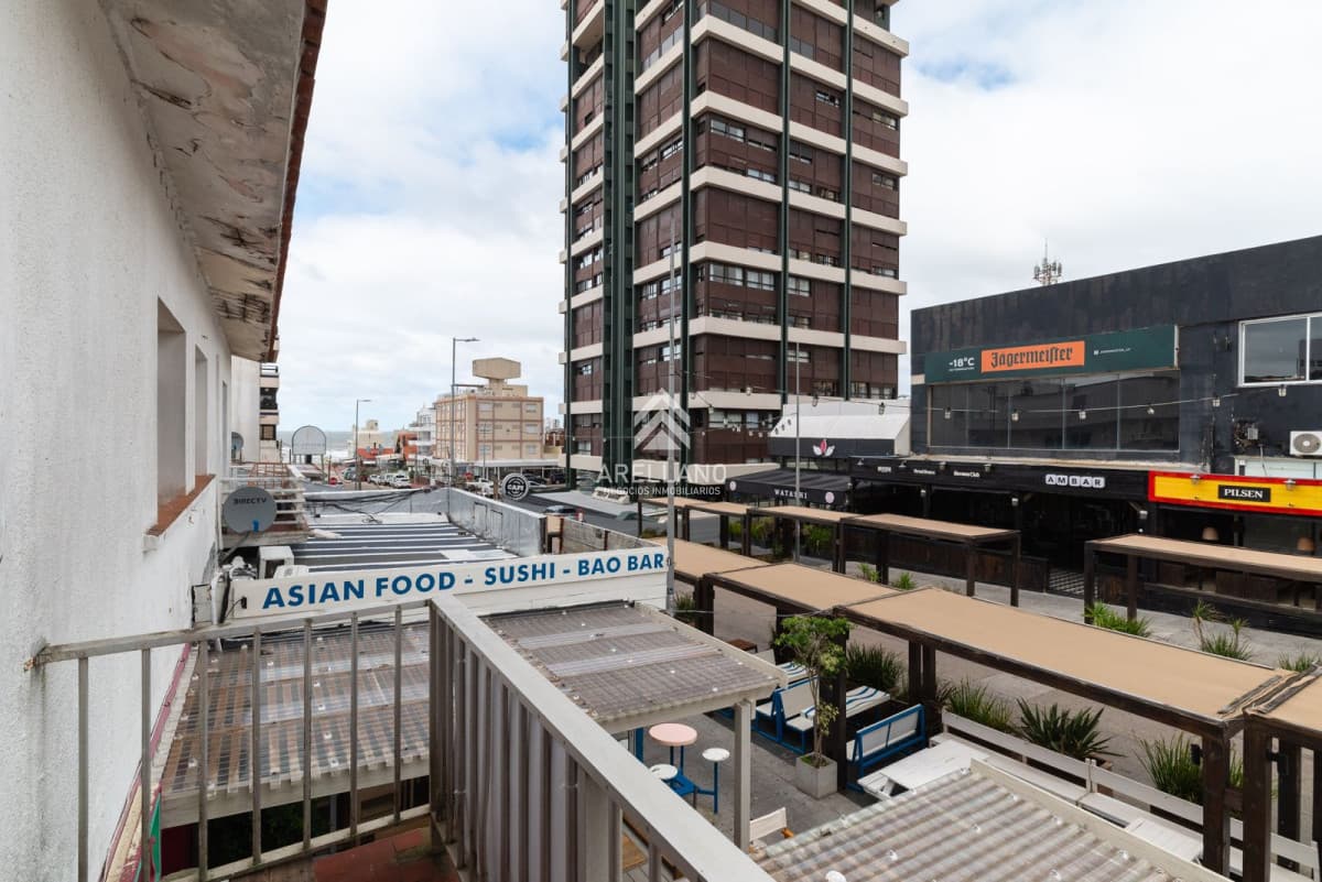 Apartamento ID.4945 - Apartamento en venta de 3 dormitorios y dependencia de servicio en Punta del Este