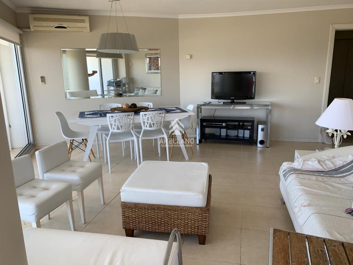 Apartamento ID.5552 - Alquiler temporal apartamento de 3 dormitorios en Punta del Este.-