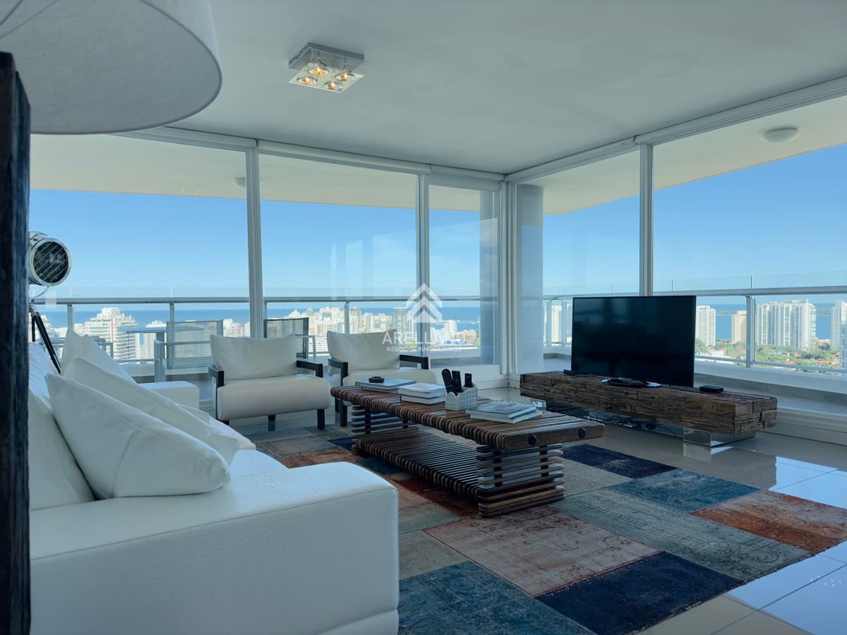 Apartamento ID.3260 - Penthouse en VENTA, 3 dormitorios en suite + Dependencia, vista 180°.