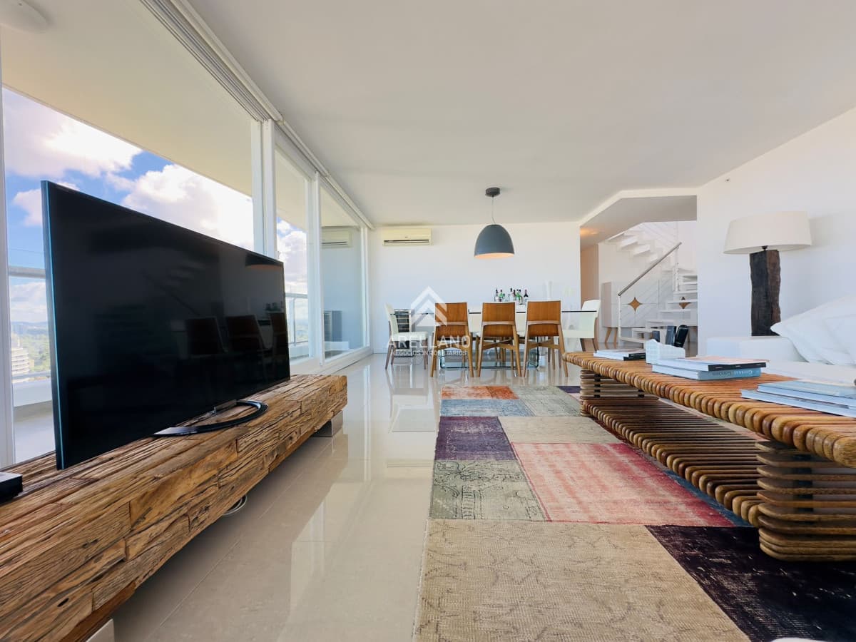 Apartamento ID.3260 - Penthouse en VENTA, 3 dormitorios en suite + Dependencia, vista 180°.