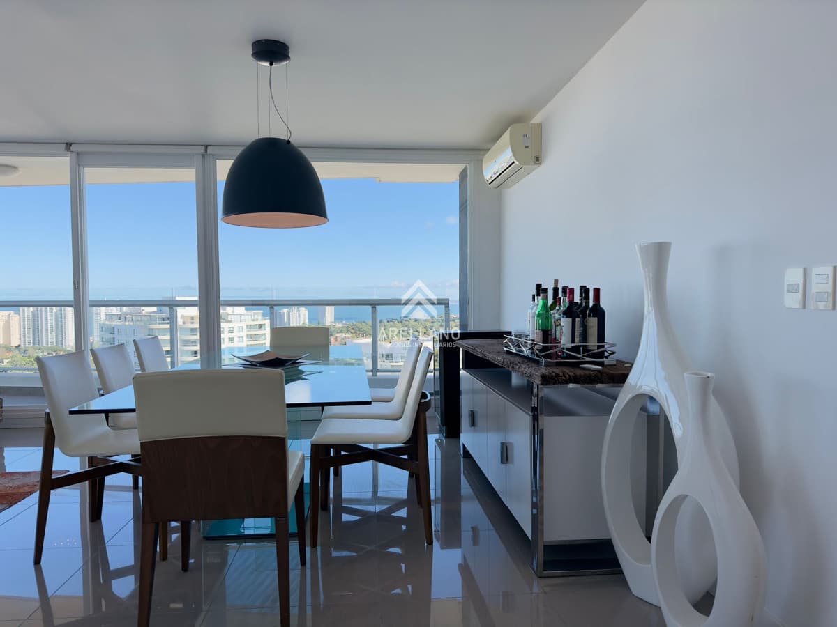 Apartamento ID.3260 - Penthouse en VENTA, 3 dormitorios en suite + Dependencia, vista 180°.