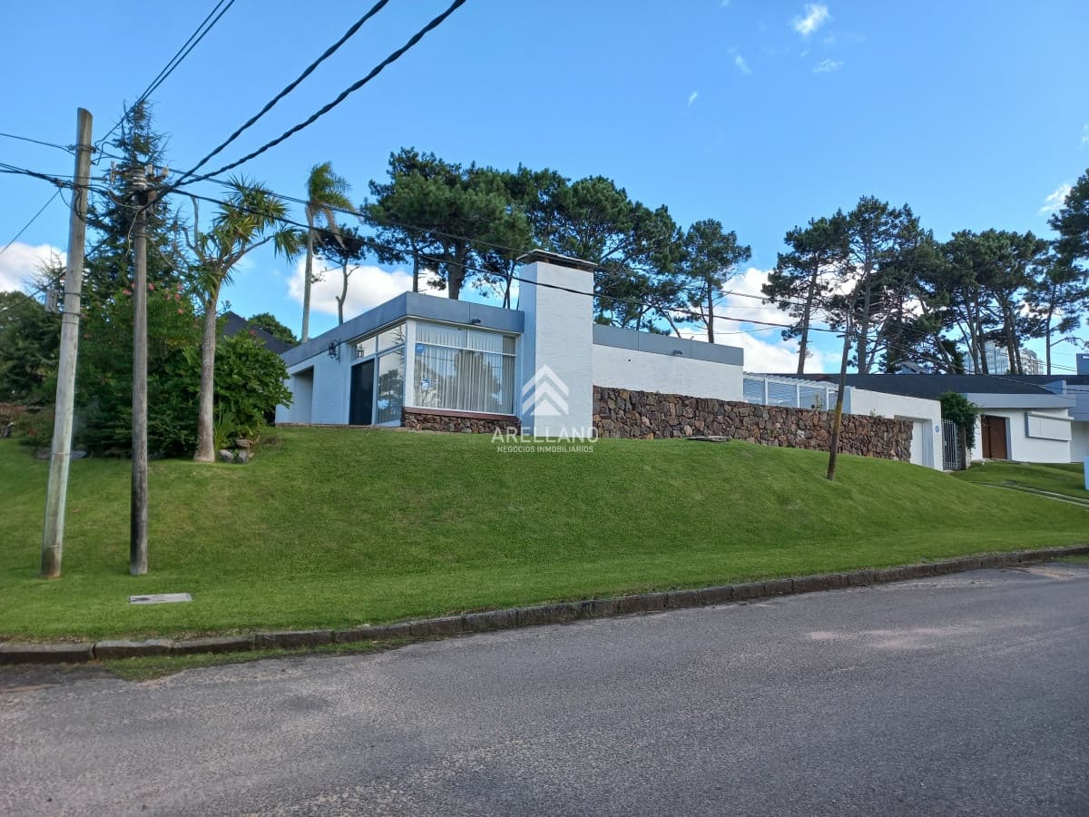 Casa ID.6918 - Casa en venta de 3 dormitorios y dependencia en Punta del Este