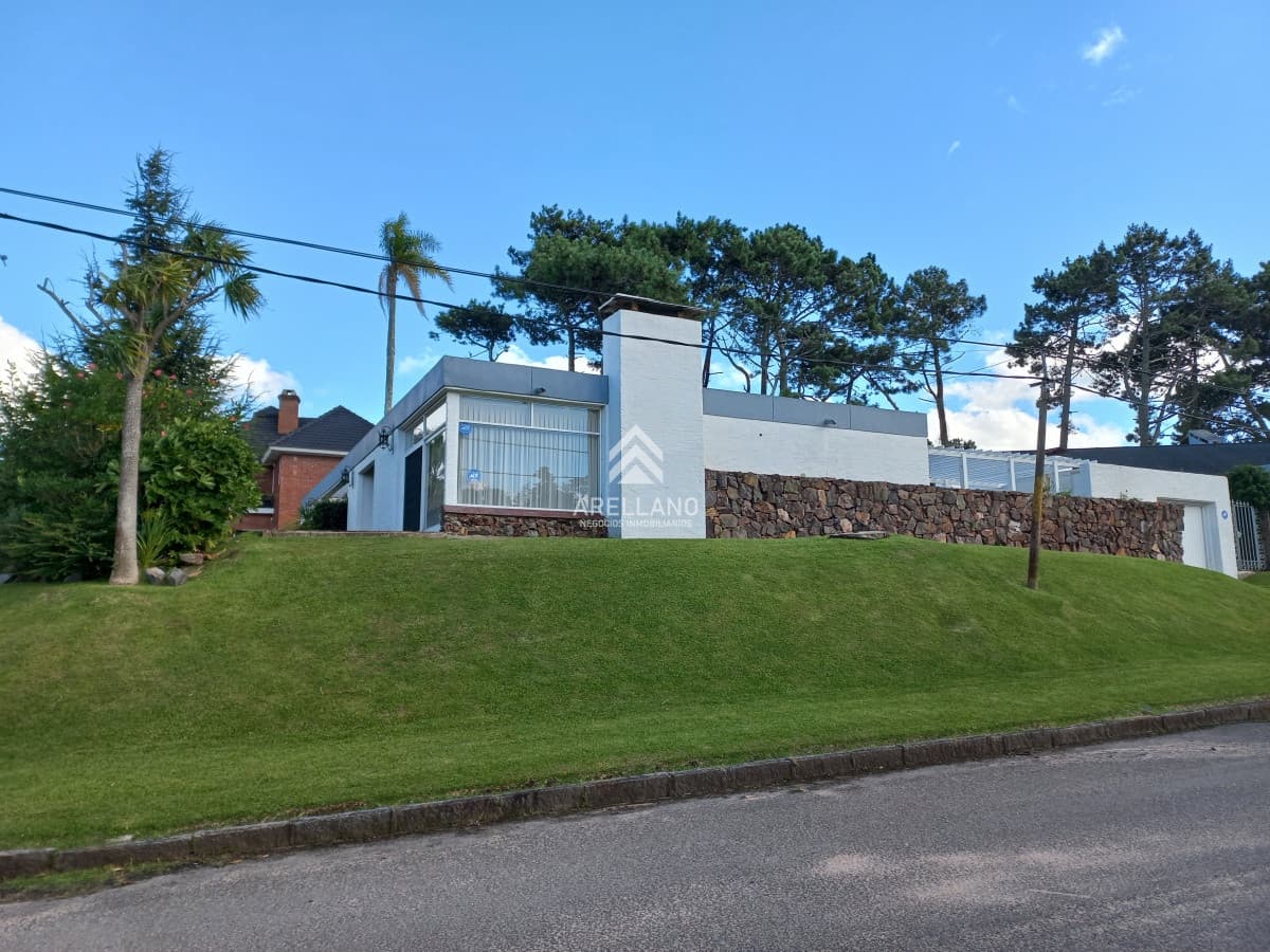 Casa ID.6918 - Casa en venta de 3 dormitorios y dependencia en Punta del Este