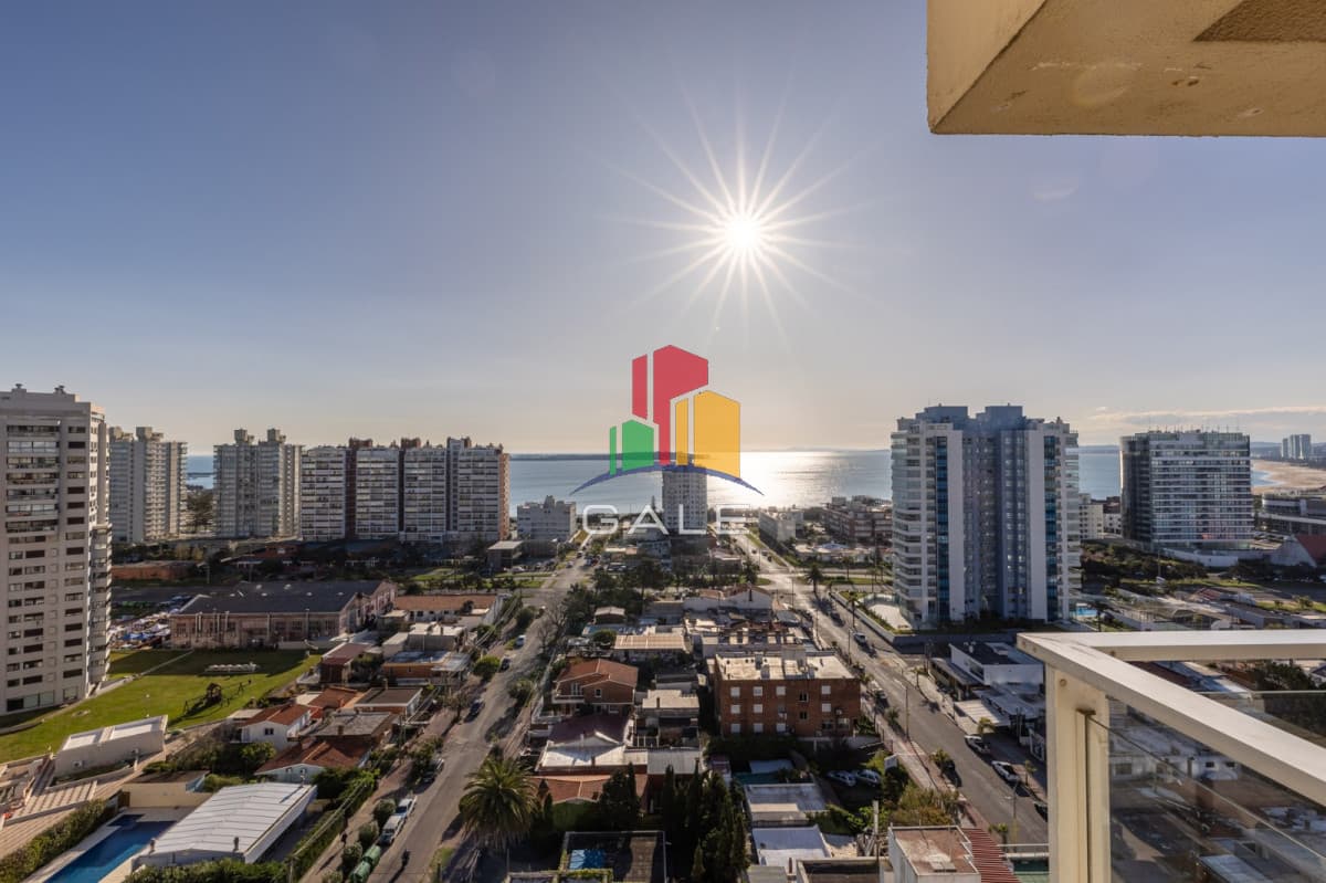 Apartamento en alquiler de 3 dormitorios en Punta del Este.-  -