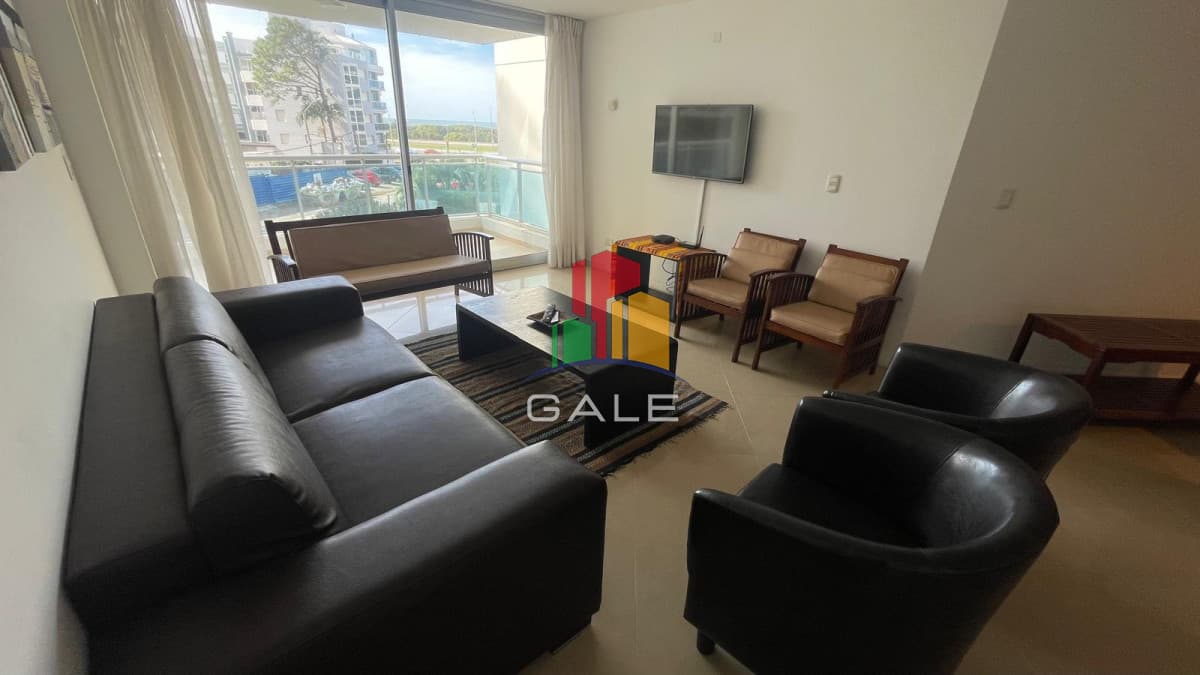Apartamento en alquiler de  3 dormitorios y dependencia en Punta del Este  -