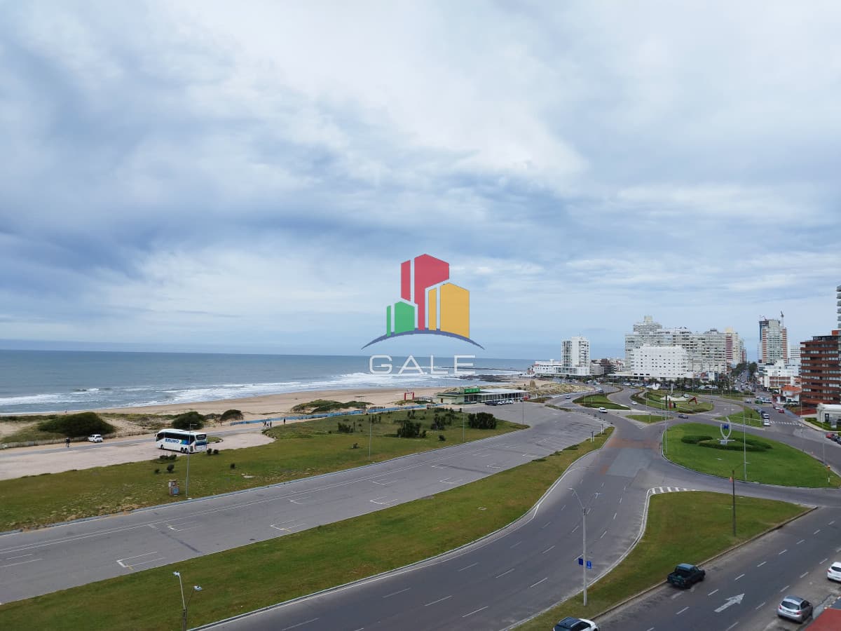 Alquiler de apartamento de dos dormitorios y medio en Punta del Este  -