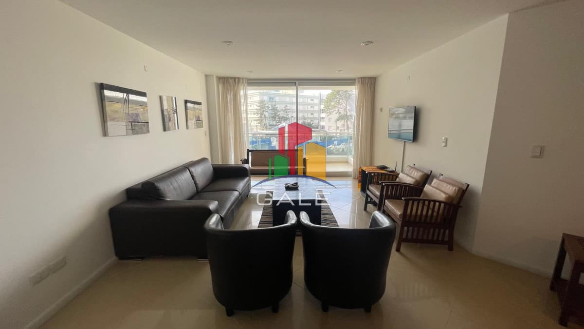 Apartamento en alquiler de  3 dormitorios y dependencia en Punta del Este  -