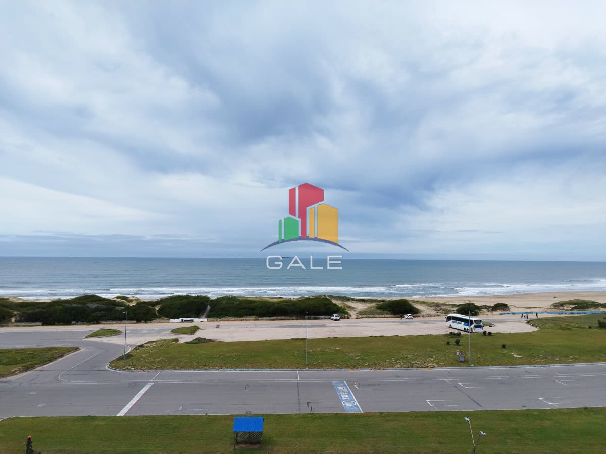 Alquiler de apartamento de dos dormitorios y medio en Punta del Este  -