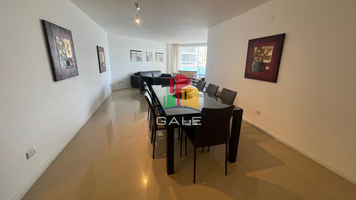 Apartamento en alquiler de  3 dormitorios y dependencia en Punta del Este  -