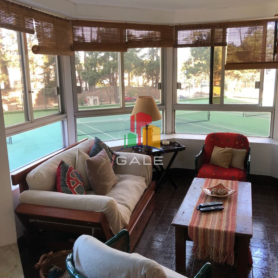 Gale Propiedades & Escribanía Apartamento ID.4760 -  Apartamento en venta y alquiler de 3 dormitorios y dependencia en Punta del Este