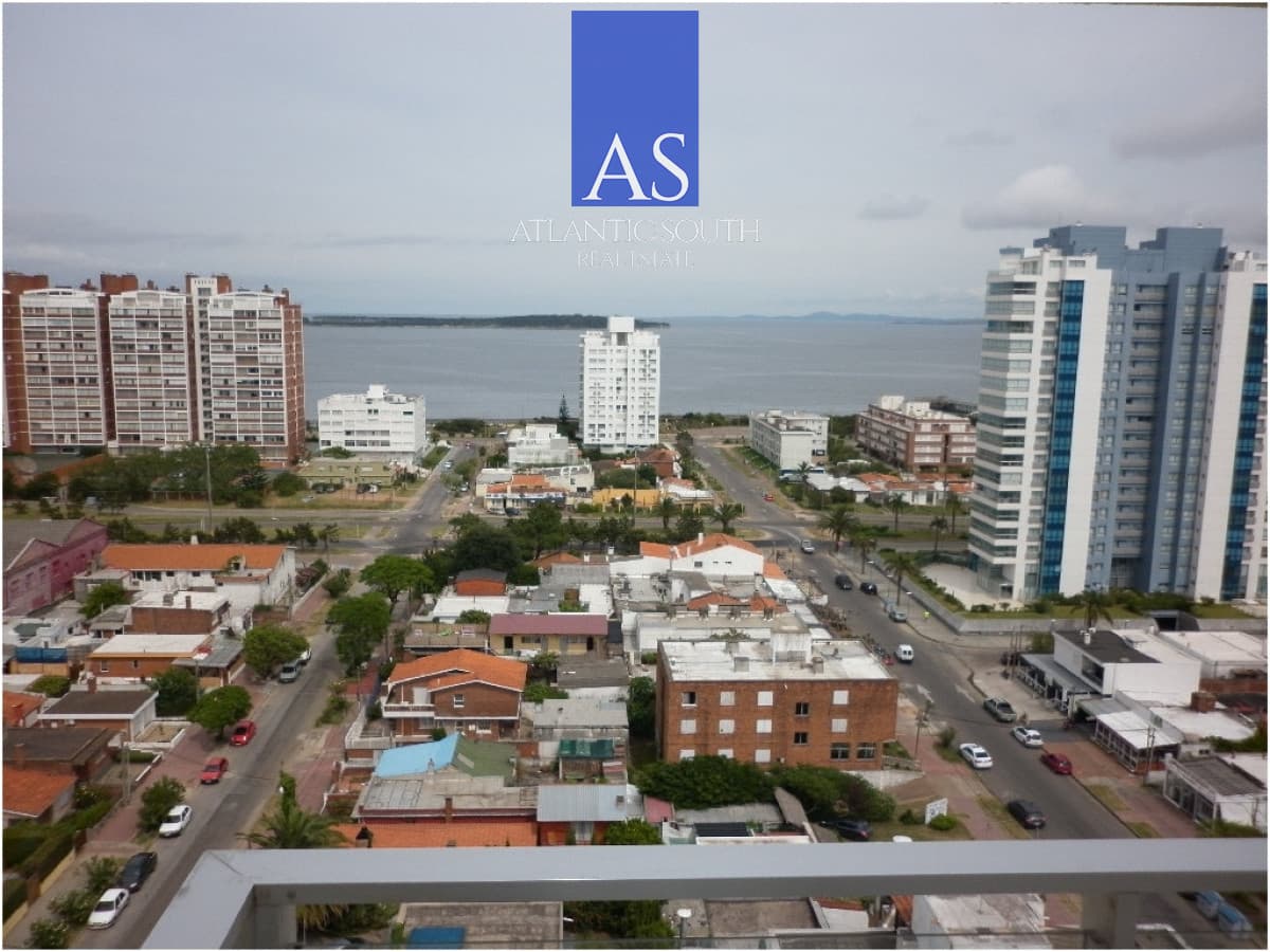Apartamento de 3 dormitorios con vista al mar Playa Mansa Punta del Este