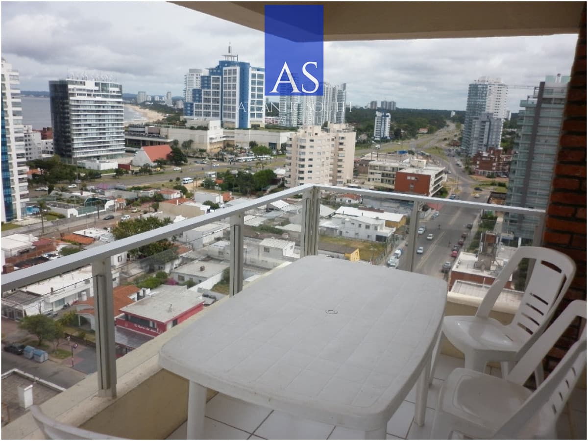 Apartamento de 3 dormitorios con vista al mar Playa Mansa Punta del Este