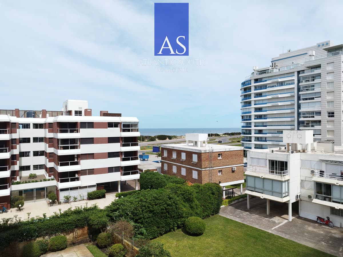 Apartamento moderno de 3 dormitorios cerca del mar Playa Mansa Punta del Este