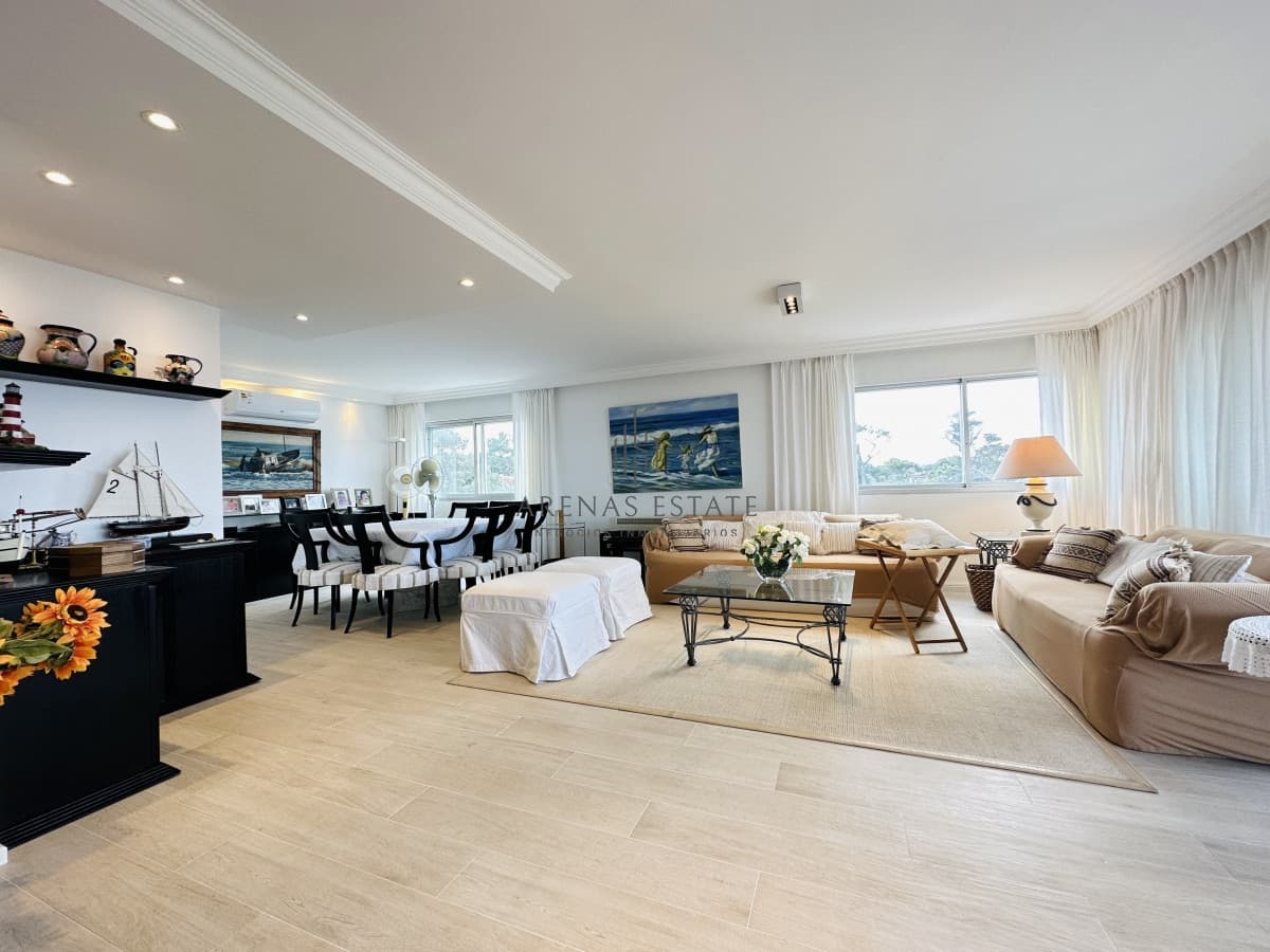 Venta y alquiler  de apartamento de 4 dormitorios en Punta de Este
