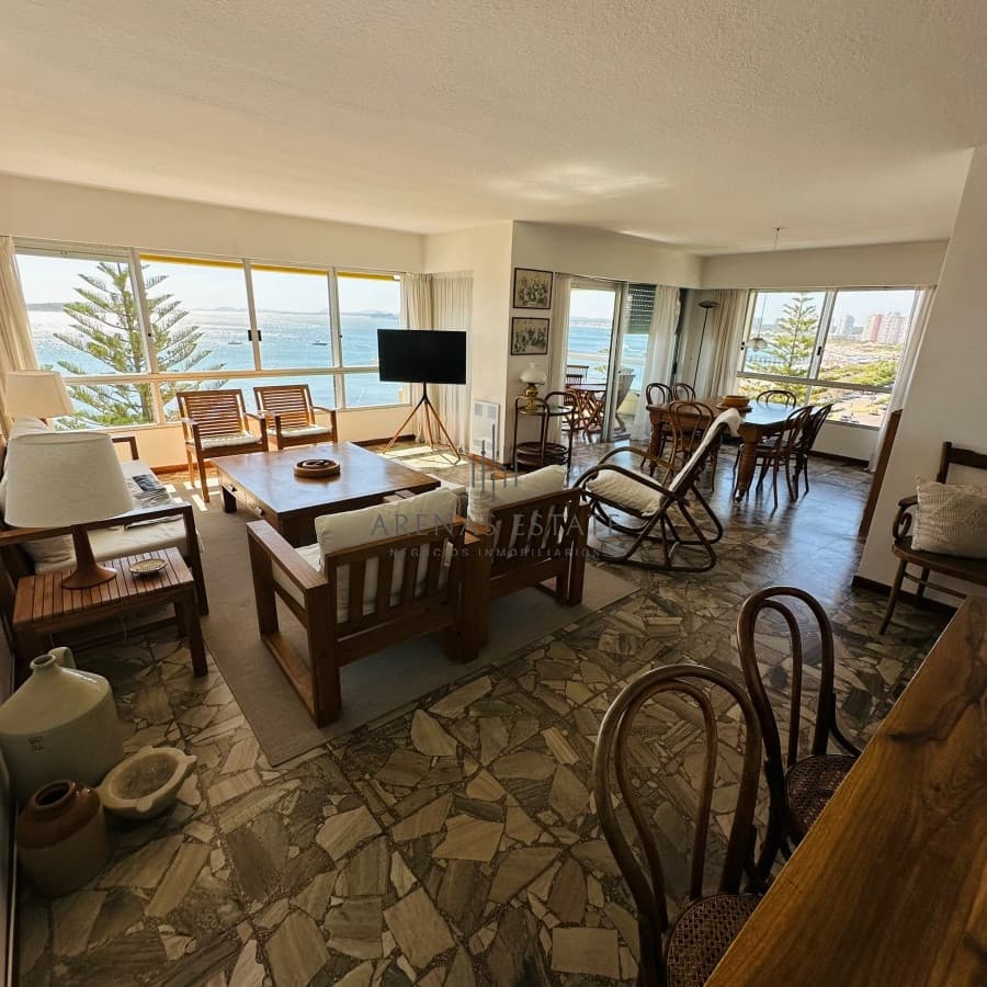 Alquiler de apartamento de 3 dormitorios y dep de servicio en Punta del Este