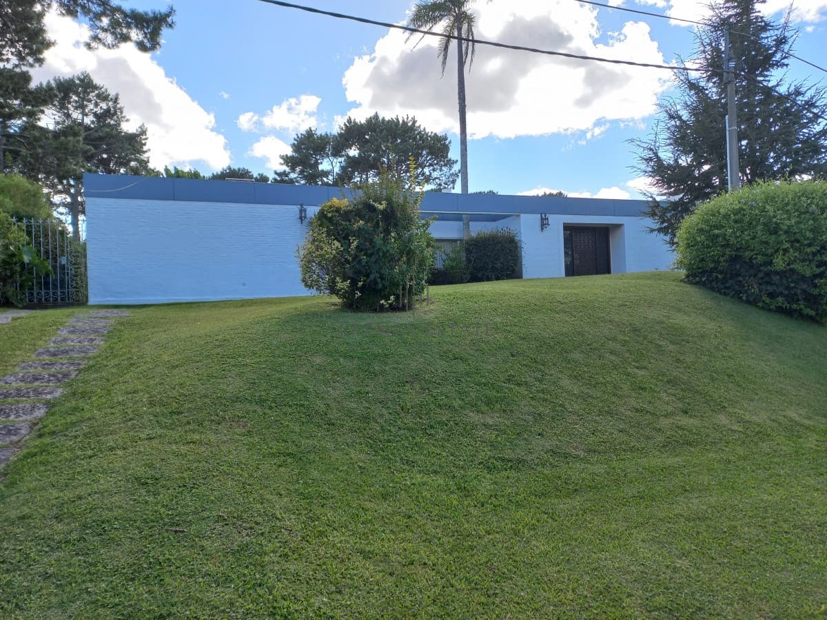 Casa ID.4838 - Casa en venta de 3 dormitorios y dependencia en Punta del Este