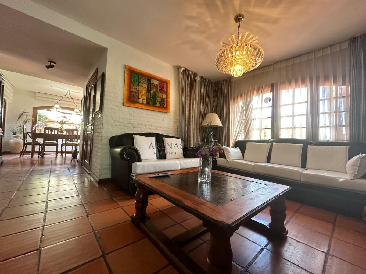 Casa ID.4260 - Venta  de casa de 3 dormitorios y dependencia en Punta del Este