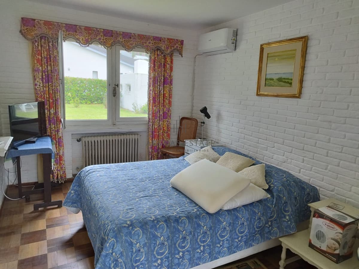 Casa ID.4838 - Casa en venta de 3 dormitorios y dependencia en Punta del Este